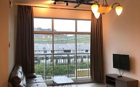 Golden Hill 1 Room Apt At Night Market